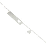 Zoom su targhetta rettangolare forata lateralmente con forma del cuore e mini pendente cuoricino