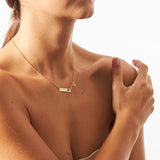 Collana con targa cuore, placcata oro, indossata