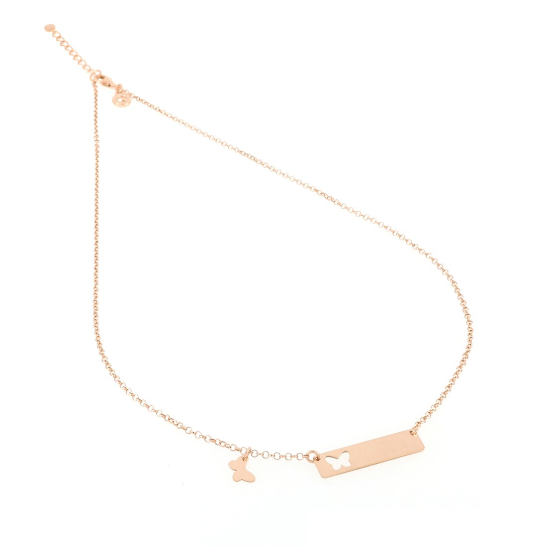 Collana amuleto farfalla con targhetta rettangolare. La collana è placcata oro rosa.