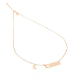 Collana amuleto farfalla con targhetta rettangolare. La collana è placcata oro rosa.