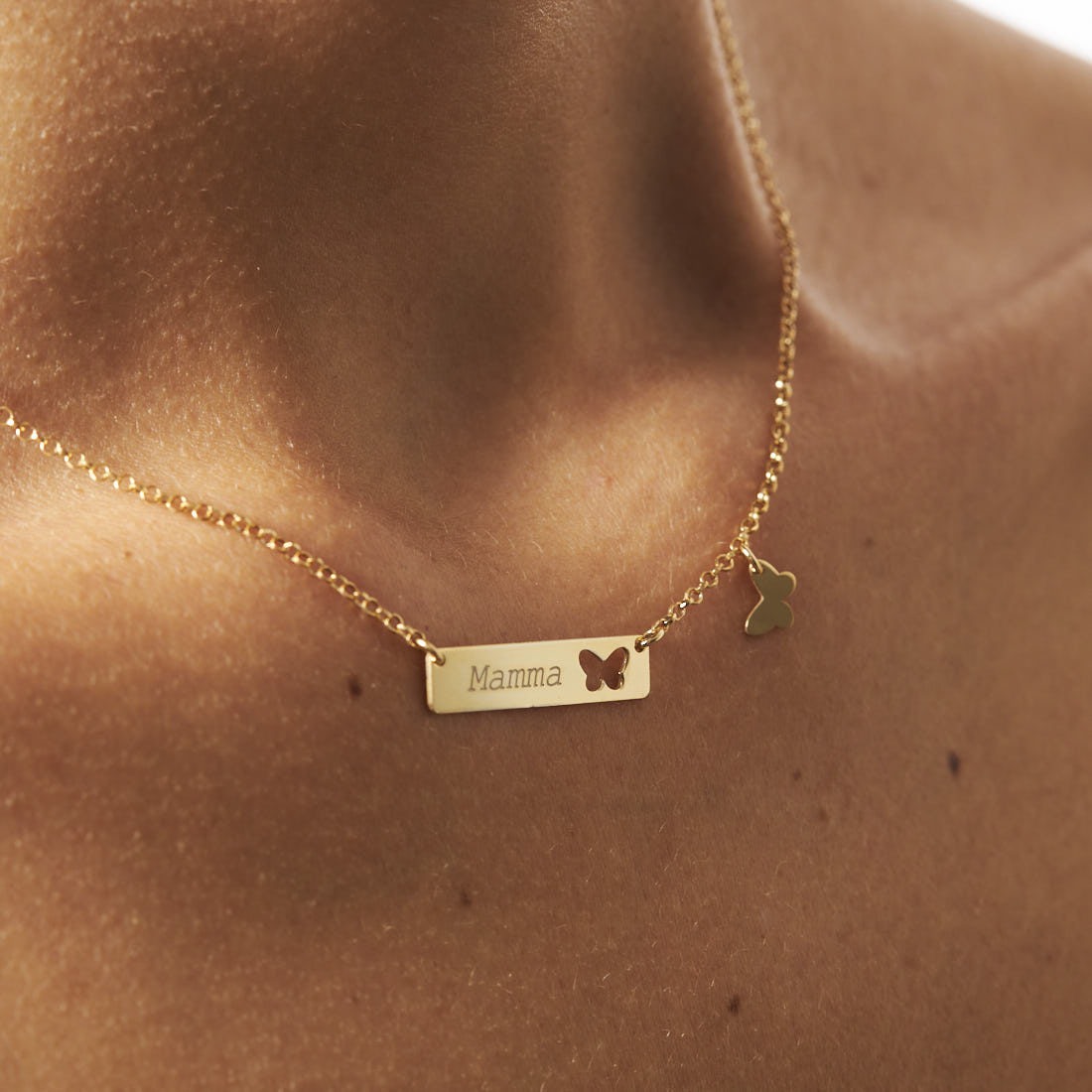 Zoom su targhetta personalizzata con incisione laser della scritta "Mamma"