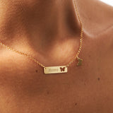 Zoom su targhetta personalizzata con incisione laser della scritta "Mamma"