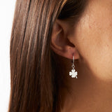 Orecchino quadrifoglio indossato in versione argento