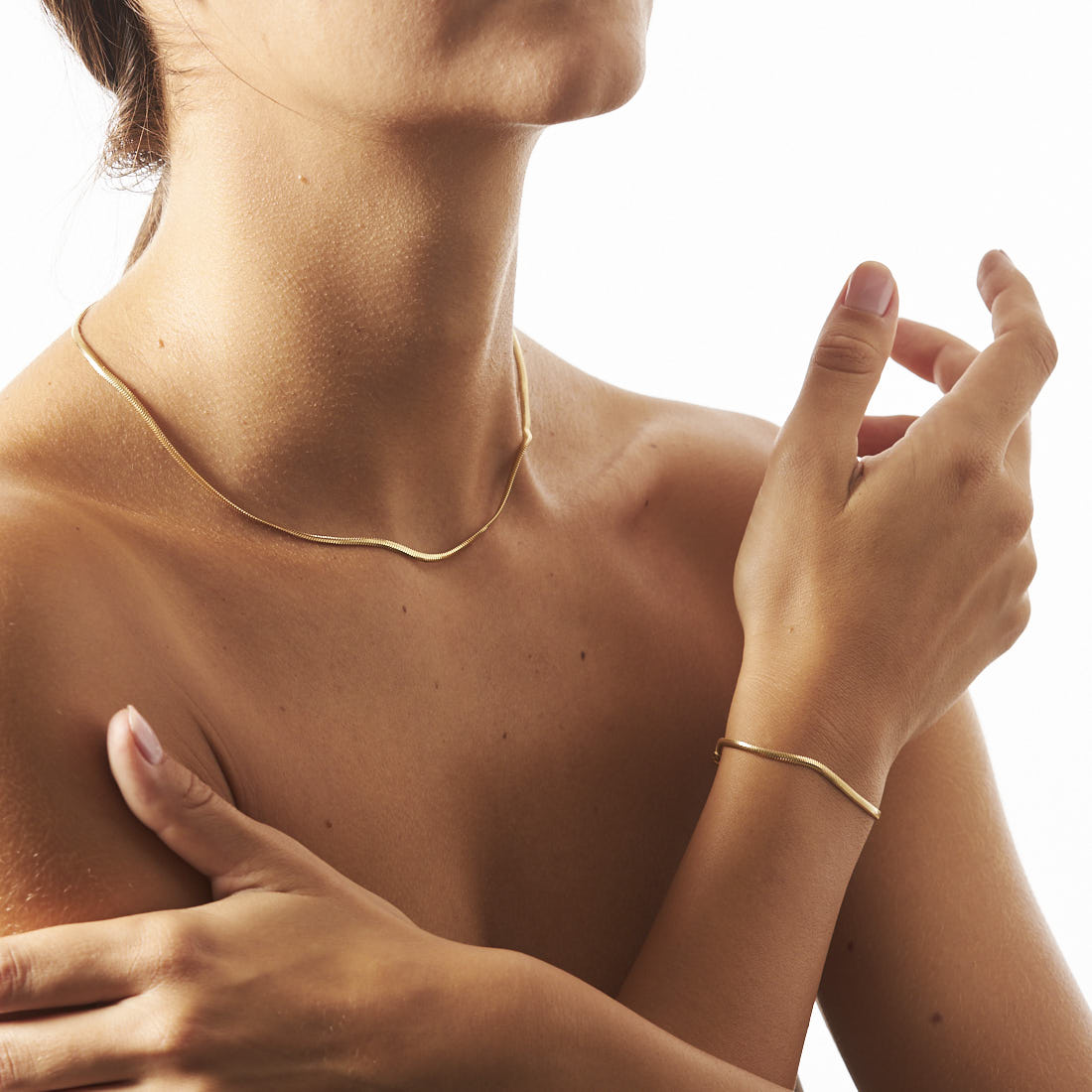 Set collana e bracciale modello snake placcato oro, qui si vedono indossati assieme