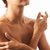 Set collana e bracciale modello snake placcato oro, qui si vedono indossati assieme