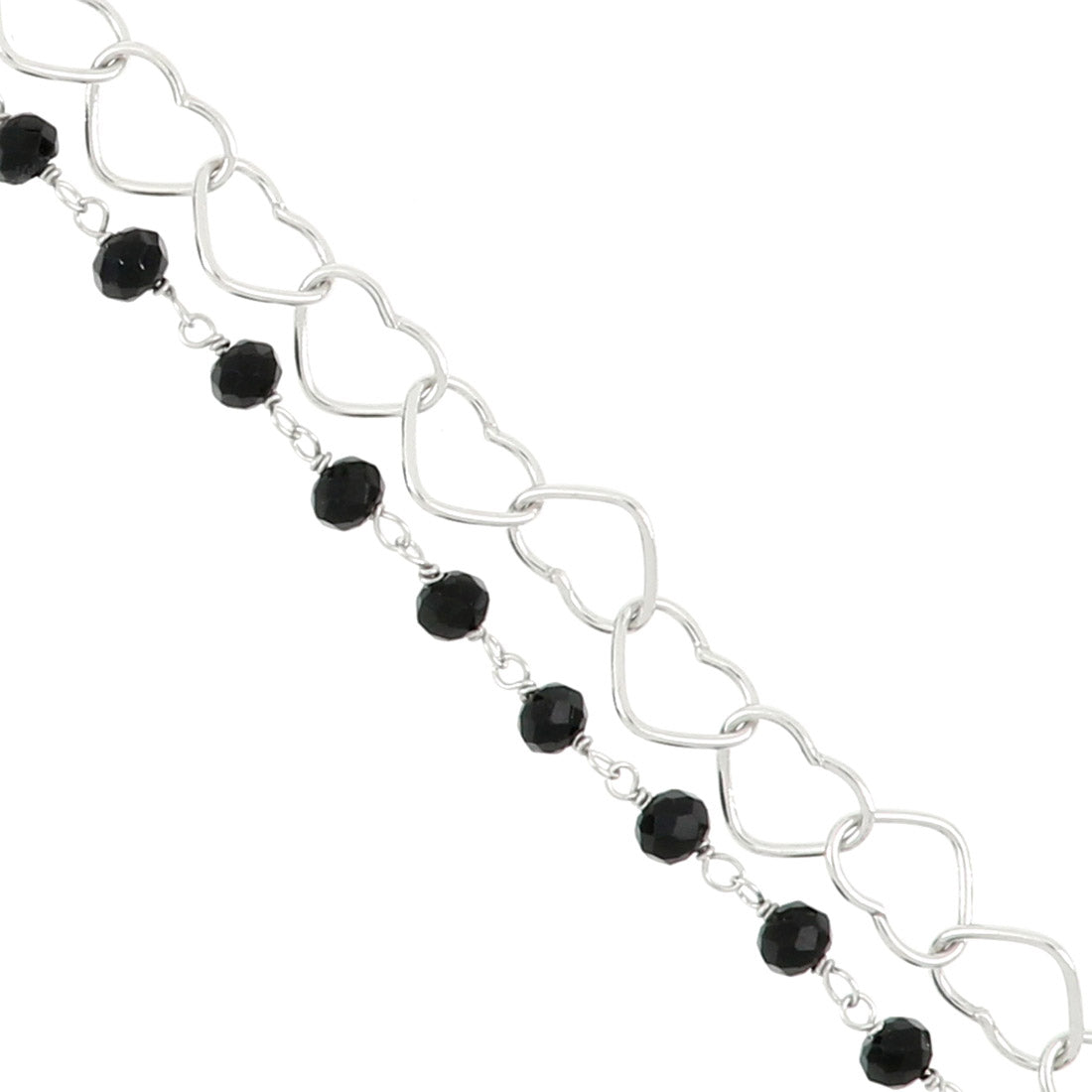 Zoom su bracciale in argento a due file con rosario nero e catena di cuori intrecciati