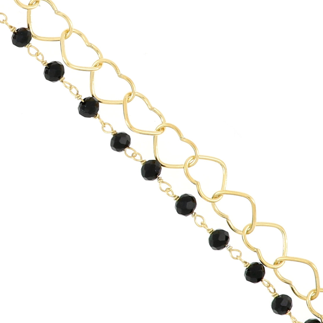 Zoom su bracciale oro con catena a cuori e rosario di perline nere