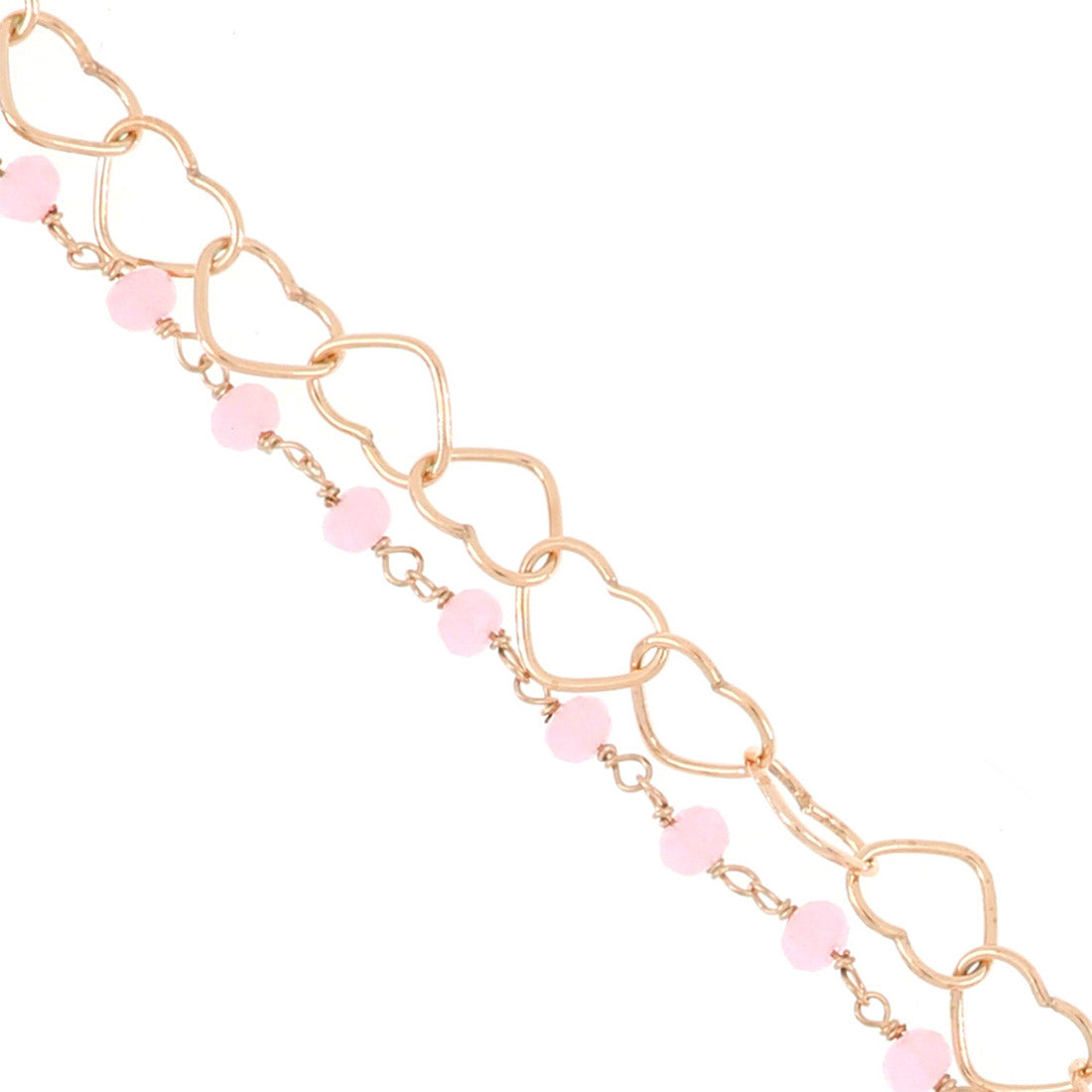 Dettaglio del bracciale con cuori intrecciati e rosario rosa