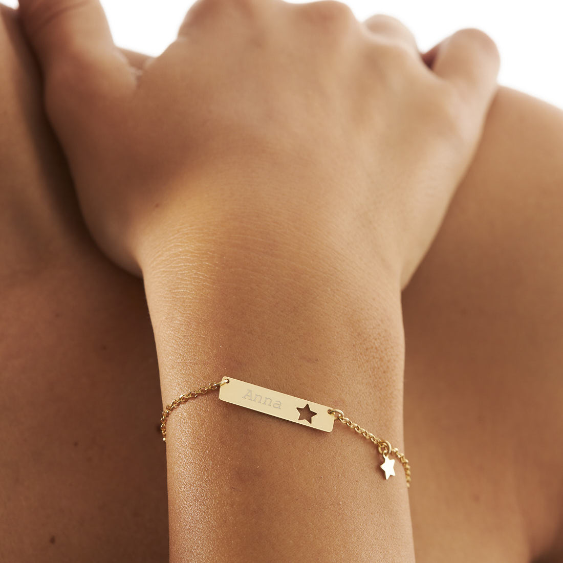 Bracciale personalizzato su targa con incisione laser del nome "Anna"