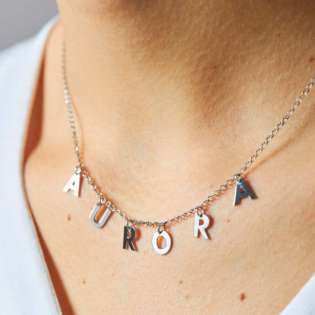 Zoom su collana con nome e letterine pendenti che formano il nome