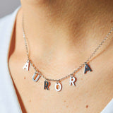 Zoom su collana con nome e letterine pendenti che formano il nome