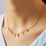 Zoom su collana con nome personalizzata fatta di lettere maiuscole pendenti