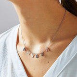 Collana personalizzabile indossata, realizzata in argento con lettere maiuscole pendenti