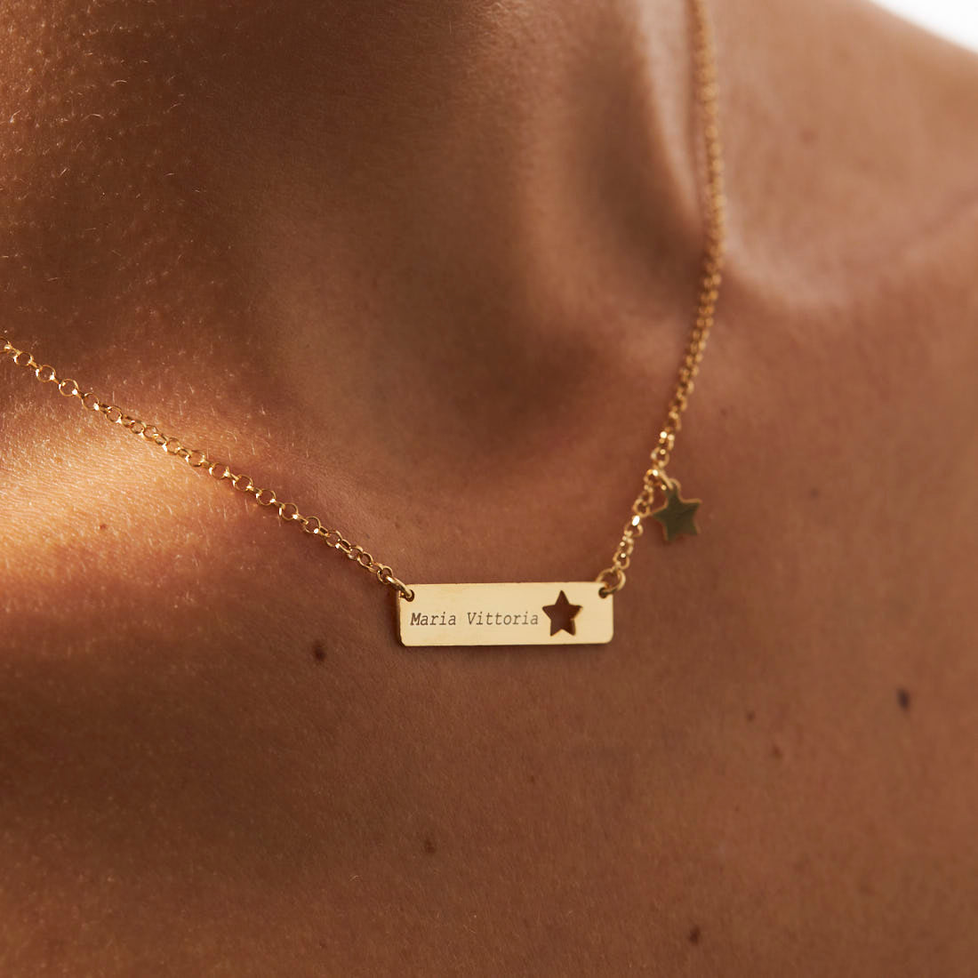 Zoom su collana targa indossata e personalizzata con scritta laser "Maria Vittoria"