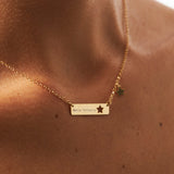 Zoom su collana targa indossata e personalizzata con scritta laser "Maria Vittoria"