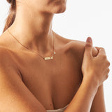 Collana targa indossata in versione oro