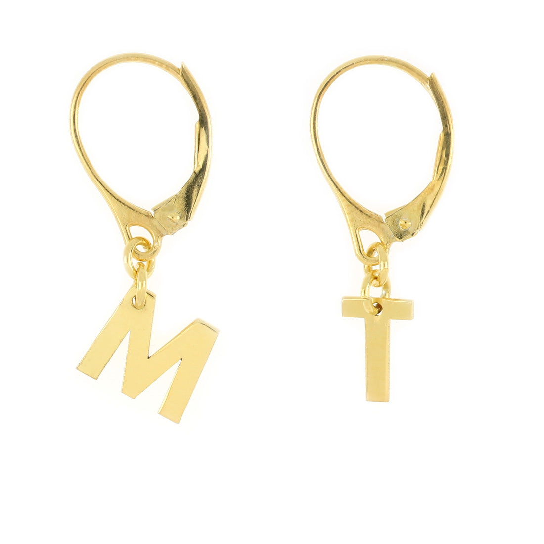 Orecchini con lettere M e T maiuscole, chiusura a monachella. Realizzati in argento placcato oro